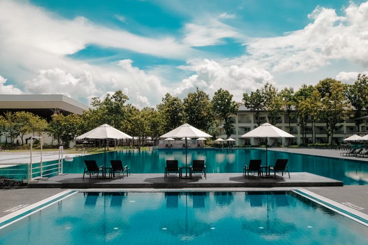 Fertiger Swimmingpool mit klarem Wasser